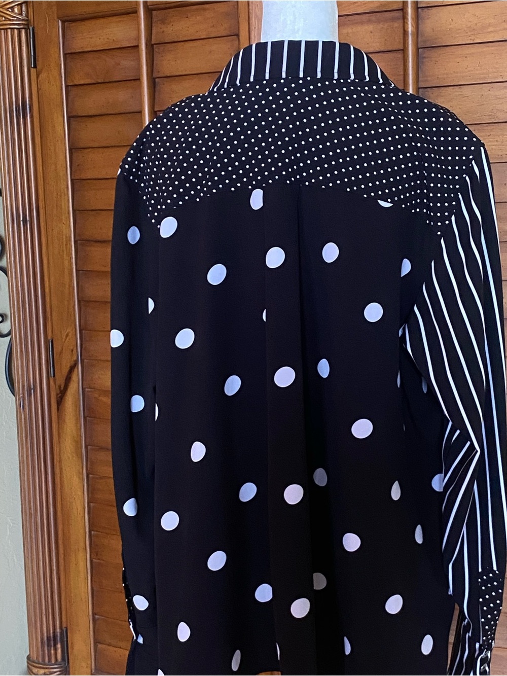 Women’s Black and White Mixed-Pattern Button-Up Top - Picture 4 of 7